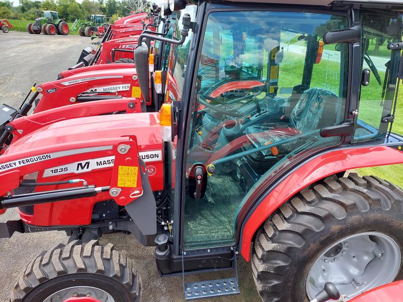 Tractors  Massey Ferguson MF1835M Photo